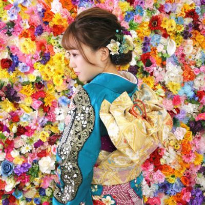 茨城県鉾田市光翔　レンタル＆フォトスタジオ。成人式に着物を着た女性がお花の背景で横を向いて撮影している画像
