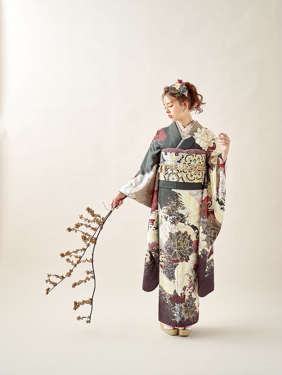 茨城県鉾田市光翔　レンタル＆フォトスタジオ。成人式に枝を持ち着物を着た女性の画像