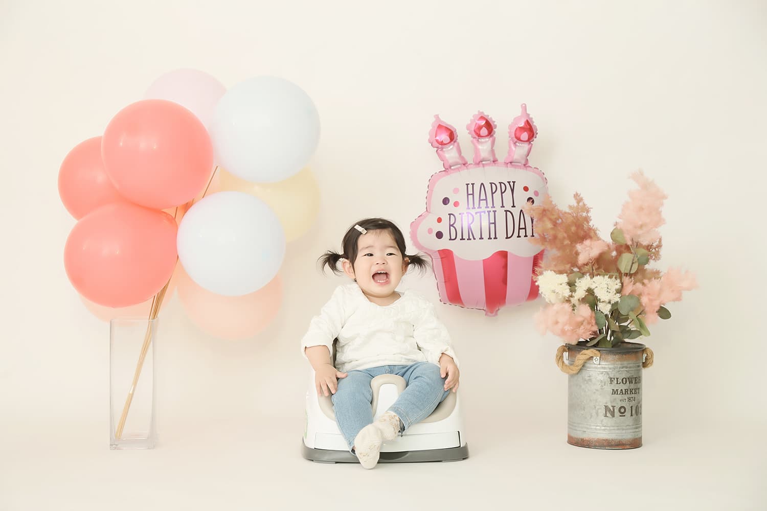 茨城県鉾田市光翔　レンタル＆フォトスタジオ。１歳の誕生日を迎える女の子がバンボに座っている姿を撮影した画像