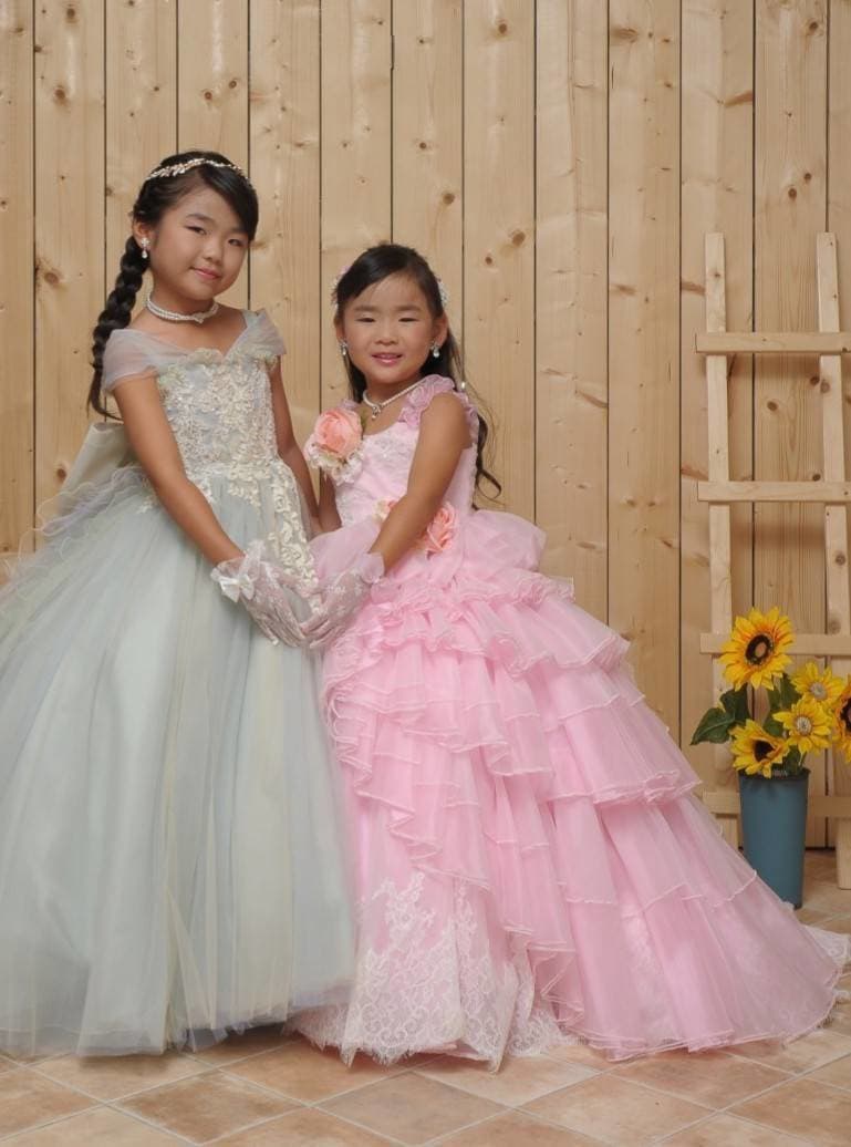茨城県鉾田市光翔　レンタル＆フォトスタジオ。七五三にグリーンとピンクのドレスを着た姉妹の画像