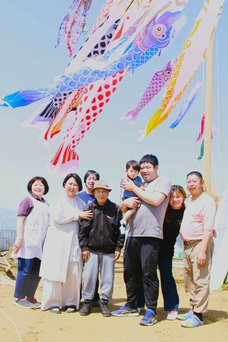 レンタル＆フォトスタジオの光翔　鉾田市‗外で鯉のぼりとのご家族の写真