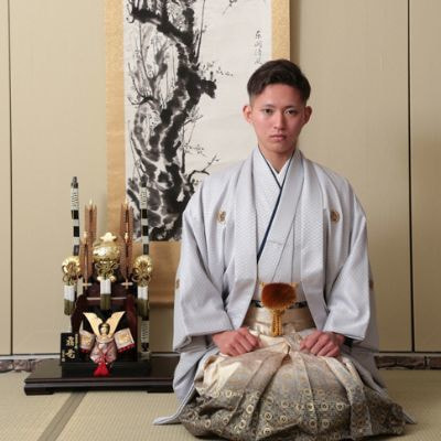 茨城県鉾田市光翔 レンタル&フォトスタジオ。成人式に男性が和服を着て座っている画像