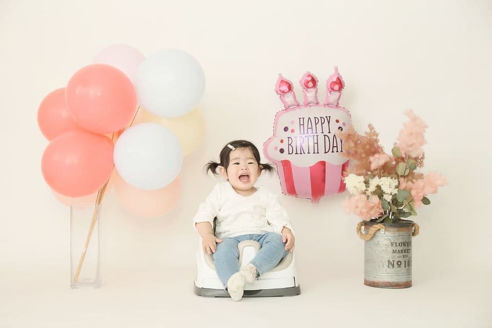 １歳の誕生日を迎える女の子がバンボに座っている姿